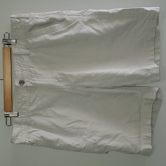 G.H. Bass & Co. Men's Flat Front Shorts - Light Gray - Picture 2 of 12